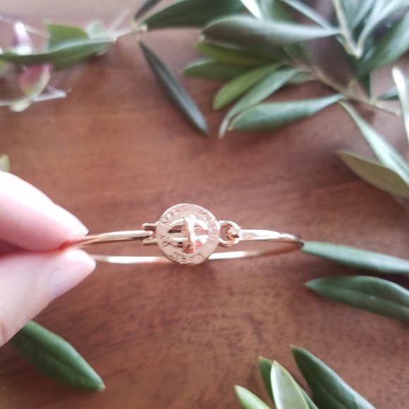 Marc Jacobs Rose Gold Turnlock Medallion Dainty Bracelet Bangle with Bag - Picture 5 of 8